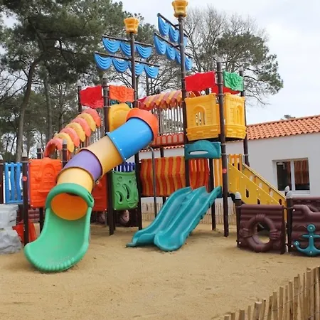 Mobil 6 Personnes 3kms Campsite